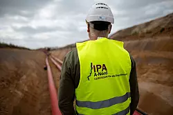 Jeweils drei Kabelrohre liegen etwa zwei Meter tief im Erdreich. - &copy; Fabian Strauch/dpa