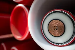 Das eigentliche Stromkabel wird erst am Ende in die Rohre eingezogen. - &copy; Fabian Strauch/dpa