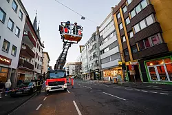 Nachdem Passanten in Bonn durch herabst&uuml;rzende Teile einer Hausfassade getroffen und verletzt wurden, pr&uuml;ft die Polizei den Vorfall auf eine strafrechtliche Bedeutung. - &copy; Thomas Banneyer/dpa