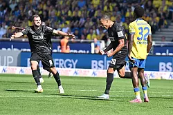 Jan Gyamerah feiert sein Tor zum 2:1 für Elversberg. - © Swen Pförtner/dpa