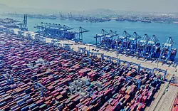 Trotz des Handelskonflikts mit den USA ist Chinas Wirtschaft im zweiten Quartal deutlich gewachsen. Doch viele Probleme bleiben ungelöst. (Archivbild) - © Uncredited/CHINATOPIX/AP/dpa