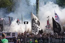Anhänger von Eintracht Frankfurt zündeten zu Spielbeginn Rauchbomben. - © Thomas Frey/dpa