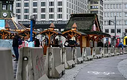 In Berlin und den anderen deutschen St&auml;dten werden die Weihnachtsm&auml;rkte mit Sperrelementen gesichert. - &copy; Jens Kalaene/dpa