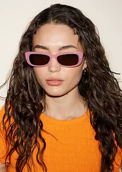 Schmale Sonnenbrillen mit auffälligen Rahmen, wie das Rosa Modell von & Other Stories ab ca. 30 Euro, bringen den Y2K-Look zurück auf die Straßen. - © & Other Stories/dpa-tmn