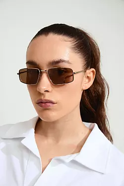 Schlanke Fassungen aus Metall oder Kunststoff, wie die AMIYAH-Sonnenbrille von Pilgrim ab ca. 50 Euro, machen die Sonnenbrille im 2000er-Stil zum Hingucker des Sommers. - © Pilgrim/dpa-tmn