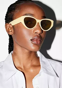 Bunte Sonnenbrillen im 2000er-Style, wie das gelbe Modell von & Other Stories ab ca. 90 Euro, setzen farbige Akzente und passen perfekt zu Baggy-Jeans und Cropped Tops. - © & Other Stories/dpa-tmn