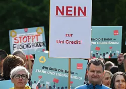 Beschäftigte nutzten die Commerzbank-Hauptversammlung 2025 zum Protest gegen eine mögliche Übernahme. (Archivbild) - © Arne Dedert/dpa