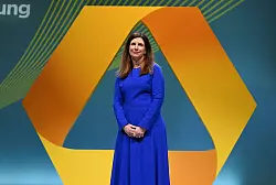 Commerzbank-Chefin Bettina Orlopp will die Eigenständigkeit der Bank retten. (Archivbild) - © Arne Dedert/dpa