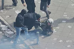 Rund 500 bis 700 Vermummte sorgten bei der Demonstration in Athen für Chaos. - © Thanassis Stavrakis/AP/dpa