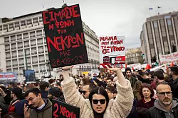 So viel Mobilisierung wie noch nie: Hunderttausende Demonstranten gingen landesweit auf die Straße. - © Socrates Baltagiannis/dpa