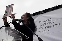 Die Angehörigen der Opfer fordern Klarheit. - © Petros Giannakouris/AP/dpa