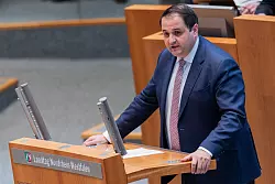 Verschwendung von Steuergeldern für eine Luxus-Staatskanzlei gibt es laut Staatskanzleichef Nathanael Liminiski nicht in Nordrhein-Westfalen. - © Rolf Vennenbernd/dpa