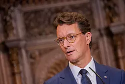 Die AfD-Opposition hat die Haare des Ministerpräsidenten im Visier: Hat Hendrik Wüst «die teuerste Föhnfrisur»? (Archivbild) - © Rolf Vennenbernd/dpa