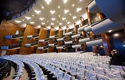 Der Zuschauerraum der Oper in K&ouml;ln soll im September 2026 wieder f&uuml;r das Publikum ge&ouml;ffnet werden. (Archivbild) - &copy; Henning Kaiser/dpa