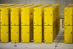 Nach Ahaus werden 2026 weitere dieser Castor-Beh&auml;lter gebracht. (Archivbild) - &copy; Guido Kirchner/dpa