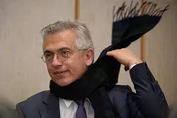 Vor dem Urteil hatte der Ex-OB wohl mit einem g&uuml;nstigeren Ausgang gerechnet. Einen dunklen Schal schwungvoll um den Hals geschlungen, sa&szlig; er scherzend neben seinen Anw&auml;lten. - &copy; Sebastian Gollnow/dpa-Pool