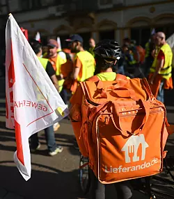 Die Gewerkschaft NGG k&auml;mpt seit Jahren f&uuml;r einen Tarifvertrag und einen Mindestlohn bei Lieferando.(Archivbild) - &copy; Robert Michael/dpa