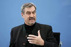 Zeigt sich zufrieden: CSU-Chef Söder. - © Michael Kappeler/dpa