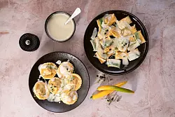 Alle italienischen Teigtaschen nur Ravioli zu nennen, wäre zu einfach. Jede Region hat ihre eigenen Varianten und Formen. Im Piemont heißt die rechteckige Variante Agnolotti (r). - © Anna Höller/Lichtecht Fotografie/Stocker Verlag/dpa-tmn