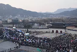In der Innenstadt von Seoul kam es w&auml;hrend der vergangenen Monate fast t&auml;glich zu Demonstrationen. (Archivbild) - &copy; Ahn Young-joon/AP/dpa