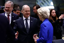 Der Kanzler wirbt für weitere Unterstützung für die Ukraine. - © Omar Havana/AP/dpa