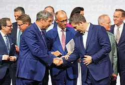 In ihrem Koalitionsvertrag haben sich CDU, CSU und SPD darauf geeinigt, die Einb&uuml;rgerung f&uuml;r besonders gut integrierte Menschen nach drei Jahren wieder abzuschaffen. (Archivfoto) - &copy; Michael Kappeler/dpa