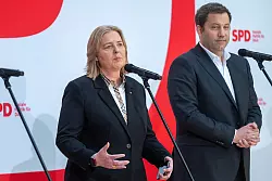 Bärbel Bas und Lars Klingbeil wollen gemeinsam die SPD führen. - © Christophe Gateau/dpa
