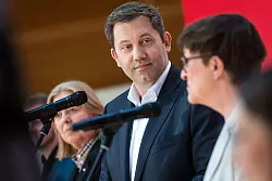 Lars Klingbeil dankt Saskia Esken für die Zusammenarbeit. - © Christophe Gateau/dpa