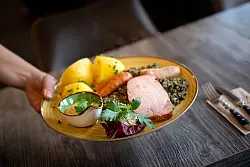 Die Gastronomie sieht sich von der Mindestlohnerhöhung besonders betroffen. (Archivbild) - © Sina Schuldt/dpa