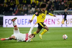 Finn Jeltsch kann Karim Adeyemi nicht aufhalten - © Bernd Thissen/dpa