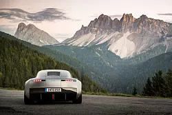 Sportliches Zitat: Die K&uuml;hlrippen k&ouml;nnen den Betrachter an die Auto-Union-Rennwagen der 1930er-Jahre erinnern - aber nicht ganz so stark wie vor &uuml;ber 25 Jahren bei der Rosemeyer-Studie. - &copy; Audi AG/dpa-tmn