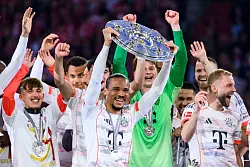 Die Zukunft von Nationalspieler Leroy Sané, hier mit der Meisterschale, ist weiter offen. - © Tom Weller/dpa