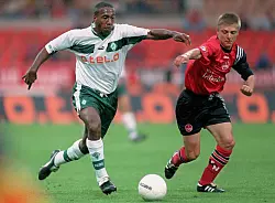 Der ukrainische Mittelfeldmann Andrij Polunin (re.) spielte Ende der 1990er Jahre auch für den 1. FC Nürnberg und verstarb mit nur 54 Jahren plötzlich nach einem Veteranenspiel. (Archivbild) - © Ingo Wagner/dpa