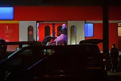 Bei der Messerattacke im Regionalzug wurden zwei Menschen get&ouml;tet und mehrere verletzt. Bestatter tragen einen Leichnam aus dem Zug. - &copy; Jonas Walzberg/dpa