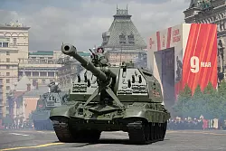 Zahlreiche Panzer fuhren bei der Milit&auml;rparade &uuml;ber den Roten Platz. - &copy; Ulf Mauder/dpa