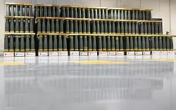 Sie können bis zu 40 Kilometer weit geschossen werden: Artilleriemunition von Rheinmetall. - © Julian Stratenschulte/dpa