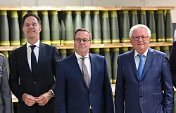 Nato-Generalsekretär Mark Rutte, Verteidigungsminister Boris Pistorius und Rheinmetall-Chef Armin Papperger. - © Julian Stratenschulte/dpa