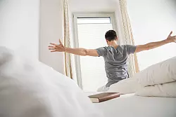 Erholsam geschlafen? Die Nachtruhe ist f&uuml;r Biohackerinnen und Biohacker unverhandelbar. - &copy; Christin Klose/dpa-tmn