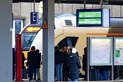 NRW gilt als Pendler-Land - auf die Bahn sind viele angewiesen. - &copy; Henning Kaiser/dpa