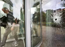 Rund zehn Einschussl&ouml;cher und mehrere Patronenh&uuml;lsen sowie Patronen hat die Polizei gefunden. - &copy; Christian Charisius/dpa