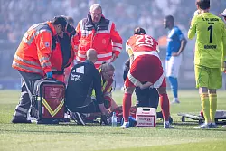 Unions Diogo Leite musste minutenlang behandelt werden. - © David Inderlied/dpa