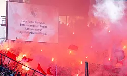 Union-Fans zünden Pyrotechnik - © David Inderlied/dpa