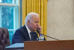 Ein falscher Joe Biden soll Demokraten in New Hampshire dazu aufgerufen haben, nicht an den Vorwahlen in dem US-Bundesstaat teilzunehmen. Das l&ouml;st neue Sorgen um KI-Fakes aus (Archivbild). - &copy; Susan Walsh/AP/dpa