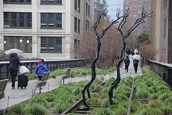 Das Kunstwerk &laquo;Forgiving Change&raquo; des Berliners Timur Si-Qin auf der High Line. - &copy; Christina Horsten/dpa