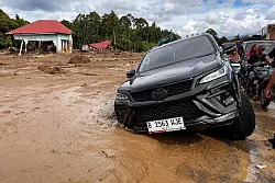 Viele betroffenen Gebiete sind nur schwer zugänglich. - © Ade Yuandha/AP/dpa