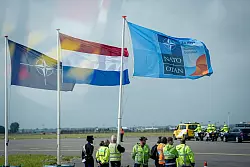 Zahlreiche Staats- und Regierungschefs trafen am Abend am Flughafen in Amsterdam ein. - © Kay Nietfeld/dpa