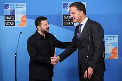 Kein einfacher Nato-Gipfel für Präsident Selenskyj: US-Präsident Trump lässt wenig Raum für neue Versprechungen der Allianz. - © Claudia Greco/Pool Reuters/AP/dpa