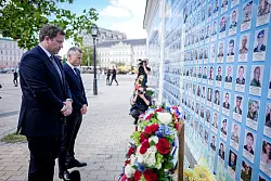 Klingbeil erinnert an gefallene ukrainische Soldaten. - © Kay Nietfeld/dpa