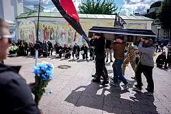 Soldaten tragen die Särge ihrer gefallenen Kameraden. - © Kay Nietfeld/dpa