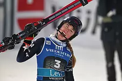 Seriensiegerin Mikaela Shiffrin fuhr in einer eigenen Liga. - &copy; Marco Trovati/AP/dpa